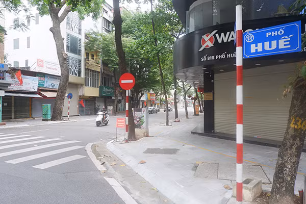 Hình ảnh tại phố Huế vắng người qua lại.
