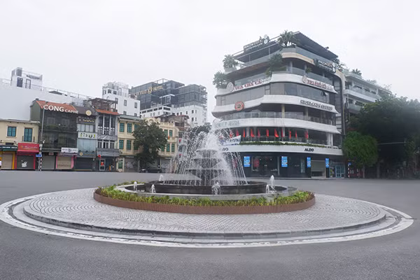 Những tòa nhà quanh Quảng trường Đông Kinh Nghĩa Thục vặng lặng trong ngày nghỉ lễ 2/9. 