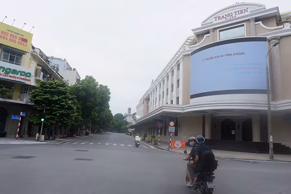 Đường phố thưa thớt người qua lại.