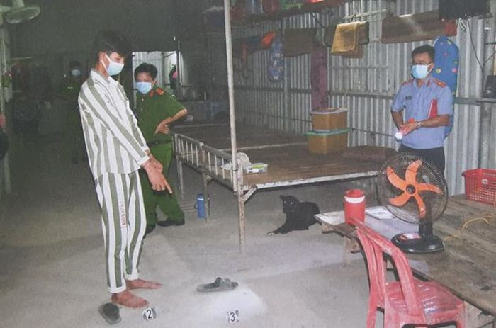  Đánh chết bạn tù vì phân công cho nhiều việc: Phạm nhân Trần Tấn Thành (ngụ quận Bình Tân, TP HCM) cho rằng Nguyễn Quốc Tuấn, SN 1999, ngụ huyện Đức Hòa, tỉnh Long An) cố ý phân công nhiều việc nên cự cãi qua lại. Thành dùng tay đấm, chân đá vào vùng mặt của Tuấn khiến nạn nhân tử vong. Ngày 7/9, Thành bị VKSND huyện Tân Phước phê chuẩn khởi tố.