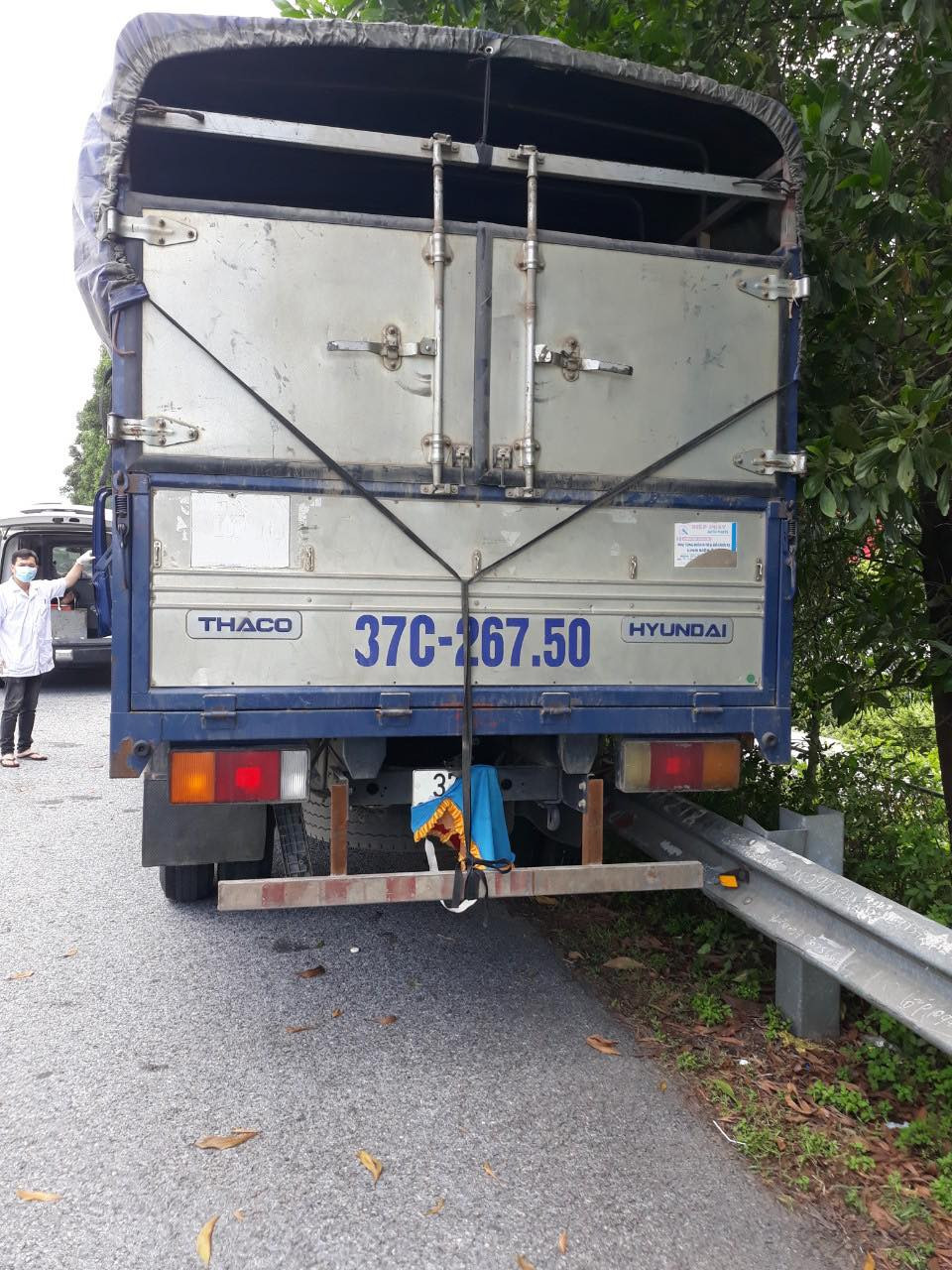 Hiện nguyên nhân vụ va chạm giữa hai ô tô khiến 2 người thương vong ở Hà Nam đang được cơ quan chức năng điều tra, làm rõ.