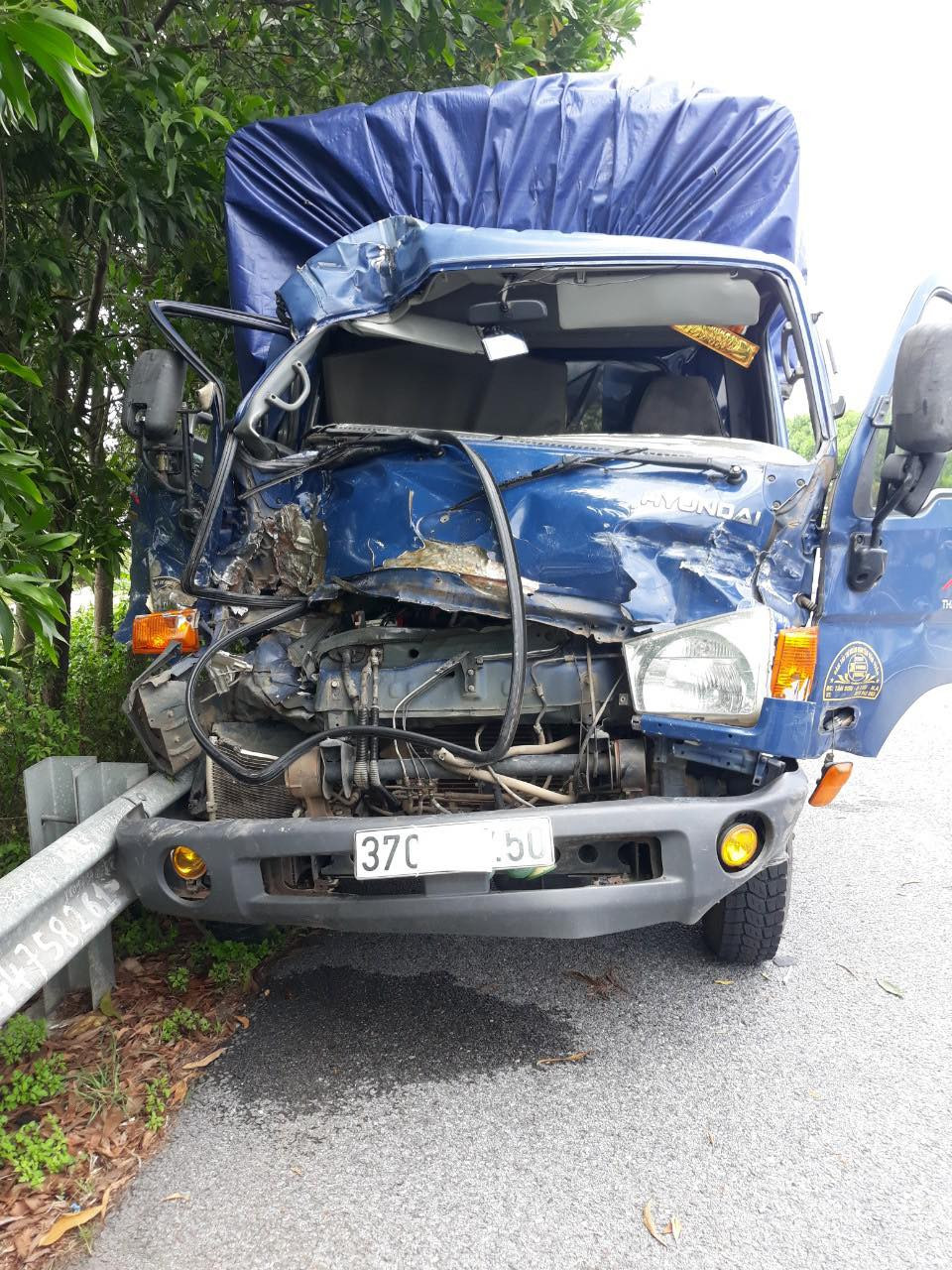 Tại hiện trường xe BKS 34C 22331 lật trên đường, xe 37C 267 50 hư hỏng phần đầu. 