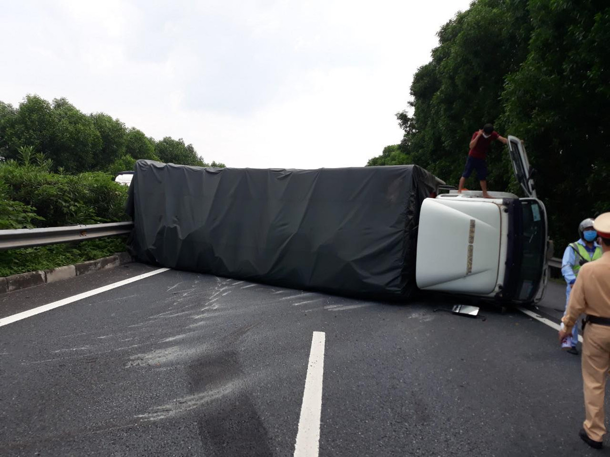 Theo thông tin ban đầu, vụ va chạm giữa hai ô tô khiến 2 người thương vong xảy ra khoảng 13h30 ngày 6/9, tại Km216+900 phải tuyến đường cao tốc Cầu Giẽ - Ninh Bình thuộc địa phận phận phường Bạch Thượng, thị xã Duy Tiên, tỉnh Hà Nam. 