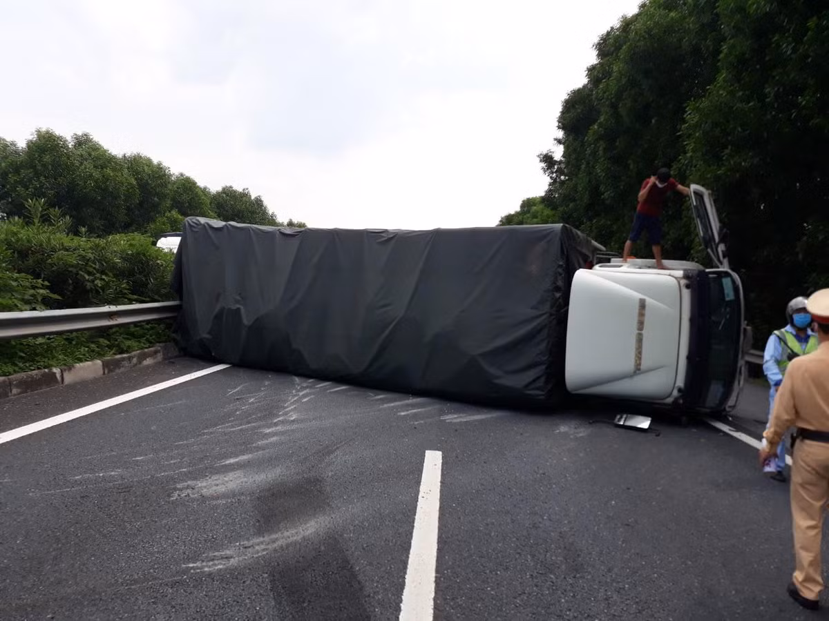 Theo thông tin ban đầu, vụ va chạm giữa hai ô tô khiến 2 người thương vong xảy ra khoảng 13h30 ngày 6/9, tại Km216+900 phải tuyến đường cao tốc Cầu Giẽ - Ninh Bình thuộc địa phận phận phường Bạch Thượng, thị xã Duy Tiên, tỉnh Hà Nam. 