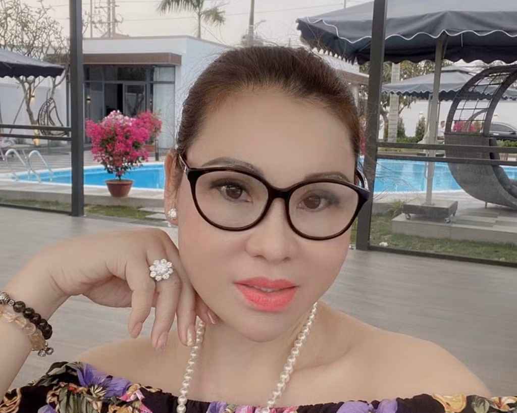 Trong quá trình mở rộng điều tra Công an xác định Trà cùng chị dâu đã cho cha con đại gia Thiện Soi vay nặng lãi với số tiền gần 10 tỷ đồng, tính lãi từ 2.000 đồng - 3.000 đồng/1 triệu đồng/ngày. 