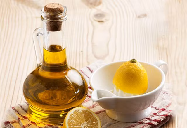 Nước chanh gây sỏi thận. Thực tế chứng minh điều hoàn toàn ngược lại. Chất axit ascorbic không gây sỏi thận như suy nghĩ của nhiều người mà lại có tác dụng cung cấp canxi và các khoáng chất tốt cho cơ thể.