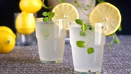 Pha nước cốt chanh với nước quá lạnh hoặc quá nóng. Nước lạnh pha với chanh khi uống có thể gây sốc cho cơ thể. Ngược lại, nếu pha với nước nóng có thể làm cho các enzym có lợi trong chanh bị phá vỡ, không đem lại hiệu quả khi uống. Bạn chỉ nên pha chanh với nước ấm vừa đủ, bằng với thân nhiệt của cơ thể mới có tác dụng giảm mỡ, không ảnh hưởng đến dạ dày.