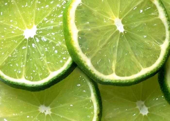 Về làm đẹp, chanh được coi là một loại "thần dược" đặc biệt tốt cho da. Trong quả chanh có những chất giúp làm lành các tổn thương trên da, ngăn ngừa nguy cơ nhiễm trùng. Ngoài ra, chanh còn có tác dụng giúp ngăn ngừa mụn đầu đen, dưỡng ẩm cho da, tẩy tế bào chết và tăng cường màu sắc cho da.