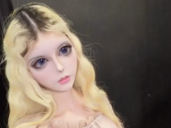 Khuôn mặt V-line, chiếc mũi nhỏ nhọn, đôi môi trái tim và đặc biệt là cặp mắt to khác thường khiến cô gái Trung Quốc được coi như Barbie phiên bản đời thật. Dân mạng cho rằng cô đã trải qua nhiều cuộc "đại trùng tu" để sở hữu nhan sắc như hiện nay