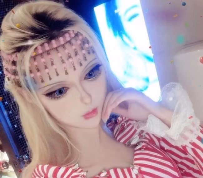 Tuy nhiên, cô lại phủ nhận việc phẫu thuật thẩm mỹ vì sợ đau, theo Xinhuanet.