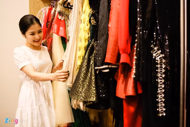 Ngoại trừ tham gia các chương trình lớn quan trọng, Hương Tràm chủ yếu tự trang điểm cho mình. Cô cũng rất chú trọng việc chăm sóc da nên sắm sửa rất nhiều mỹ phẩm cao cấp.