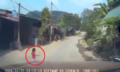 Be gai thoat chet ky dieu ngay truoc mui o to