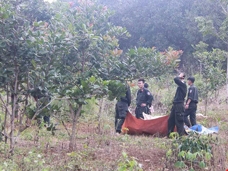Cơ quan chức năng khám nghiệm hiện trường, tử thi. Ảnh: ĐD