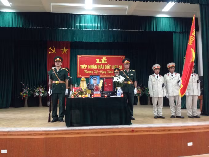 Lễ tiếp nhận hài cốt Liệt sĩ Thượng uý Đặng Đình Duy được diễn ra trước khi đưa anh về yên nghỉ dưới lòng đất mẹ.