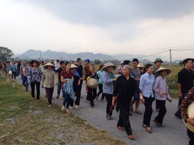 Vào 13h30’, đoàn xe tang bắt đầu lăn bánh, hài cốt của Liệt sĩ Thượng uý Đặng Đình Duy được di chuyển đến Nhà văn hoá xã Thanh Nguyên (Thanh Liêm, Hà Nam) để làm Lễ tiếp nhận hài cốt liệt sĩ.