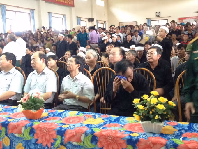 Ông Đặng Đình Quân (bố Liệt sĩ Thượng uý Đặng Đình Duy) đang lặng lẽ dùng khăn tay lau đi những giọt nước mắt.