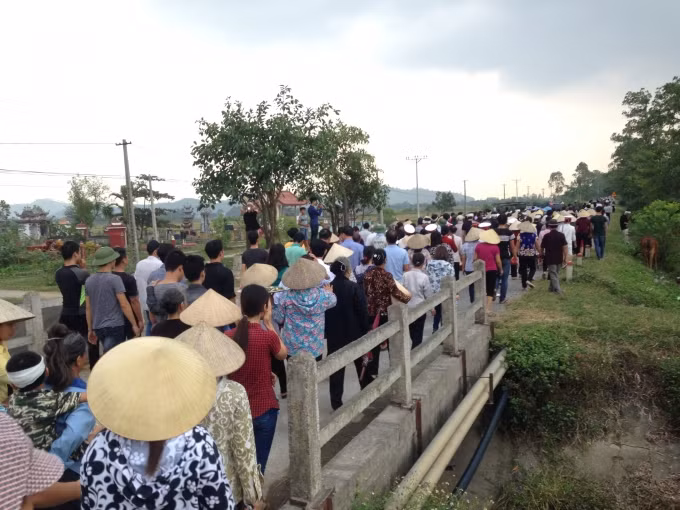 Hàng trăm người dân đến tiễn biệt Liệt sĩ Thượng uý Đặng Đình Duy về với đất mẹ.