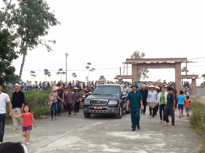 Hàng trăm người dân đến tiễn biệt Liệt sĩ Thượng uý Đặng Đình Duy về với đất mẹ.