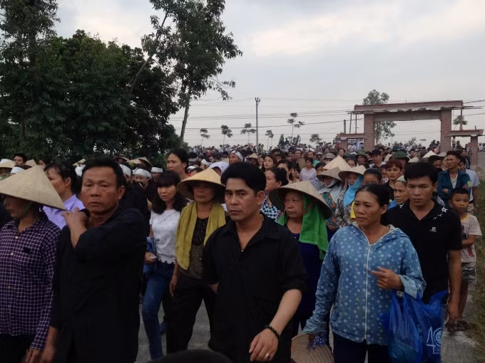 Đoàn xe chở hài cốt Liệt sĩ Thượng uý Đặng Đình Duy tiến vào Nhà Văn hoá xã Thanh Nguyên để làm lễ tiếp nhận hài cốt liệt sĩ. Ai cũng xót thương cho người con ưu tú của đất mẹ Hà Nam ra đi khi tuổi đời còn quá trẻ.