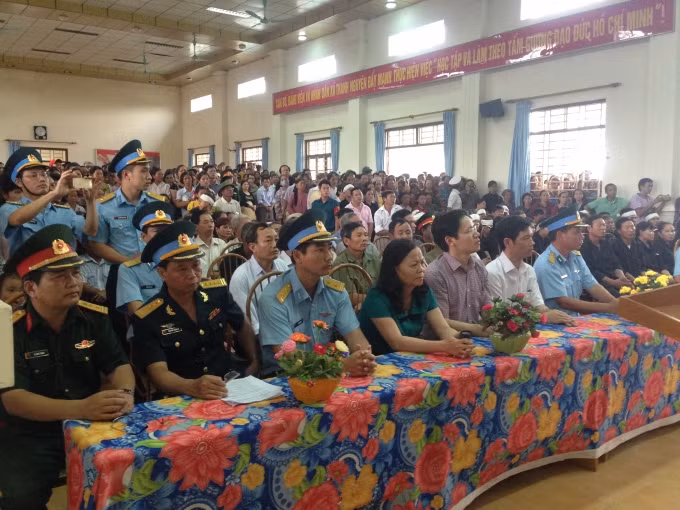 Đại điện đơn vị của Thượng sỹ Đặng Đình Duy và Đại diện UBND huyện Thanh Liêm, UBND tỉnh Hà Nam có mặt tại lễ tiếp nhận hài cốt liệt sĩ.