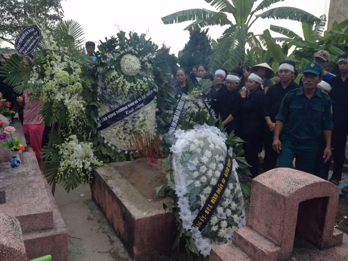 Liệt sĩ Thượng uý Đặng Đình Duy đã nằm dưới phần mộ kia tại đất mẹ Hà Nam. Dù anh đã mất, nhưng anh mãi luôn sống trong ký ức của người dân thôn Phú Gia, gia đình, bạn bè và đồng đội.