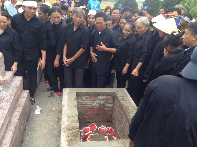 Vào đúng 15h, hài cốt của Liệt sĩ Thượng uý Đặng Đình Duy được đưa xuống mộ phần.