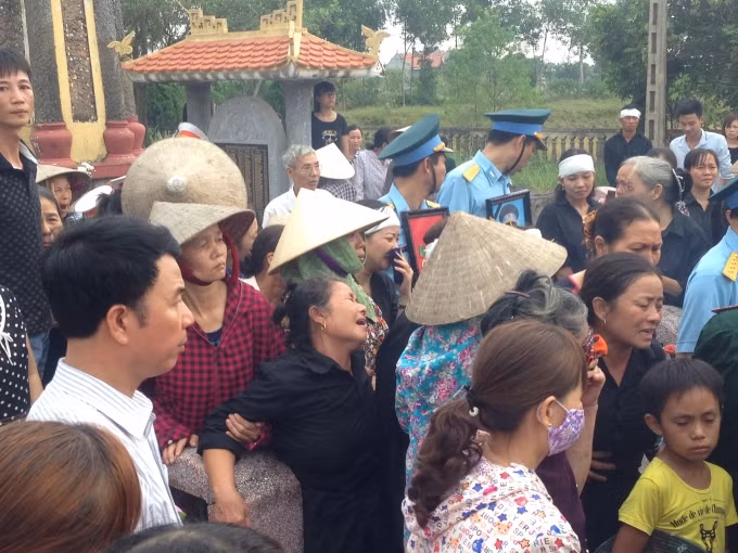 Những người thân trong gia đình Liệt sĩ Thượng uý Đặng Đình Duy nghẹn ngào tiễn biệt anh.