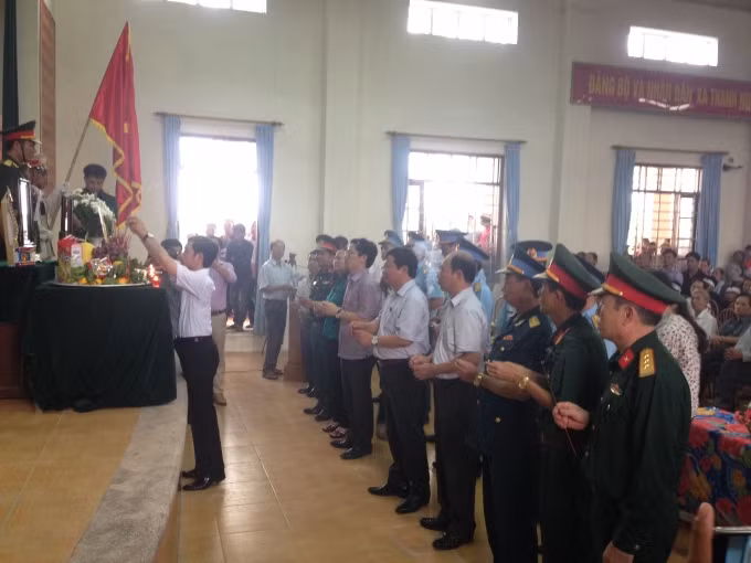 Các cơ quan, ban ngành, đoàn thể cùng người dân thắp nén nhang thơm phúng viếng hương hồn Liệt sĩ Thượng uý Đặng Đình Duy.