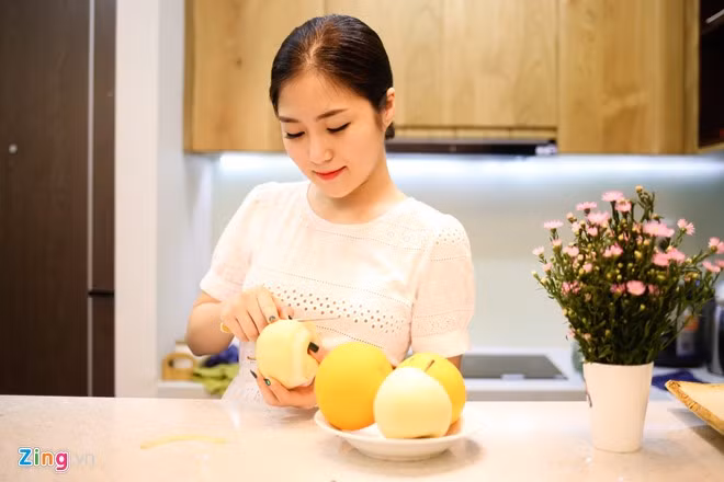 Hương Tràm chia sẻ cô không muốn lạm dụng quá nhiều đồ trang trí nội thất mà chỉ chọn những món đồ thật cần thiết và phù hợp với thiết kế căn hộ.