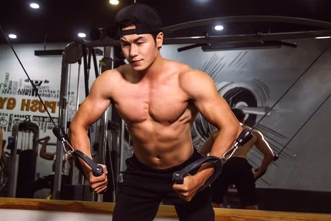 Ép ngực với cáp: Là một trong những bài tập hiệu quả nhất giúp bạn kích thích cơ ngực phát triển. Bắt đầu bài tập với tay cầm cáp ngang vai, người hơi cúi về phía trước, chân rộng bằng vai. Kéo cáp sao cho hai tay hướng vào nhau, tay luôn nắm chặt tay cầm. Ép ngực mạnh nhất có thể, tạm dừng vài giây sau đó thực hiện lại.