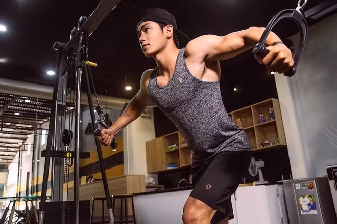 Theo người mẫu Lê Tiến, ngực là nhóm cơ lớn, chịu được sức nặng, tạo nên sự quyến rũ cho cánh mày râu. Để phần cơ này phát triển tốt, bạn cần có mục tiêu, kiến thức tập luyện và chế độ dinh dưỡng hợp lý. Ngoài ra, những bài tập cho nhóm cơ ngực còn tác động vào cơ tay sau và vai trước khi tập luyện.