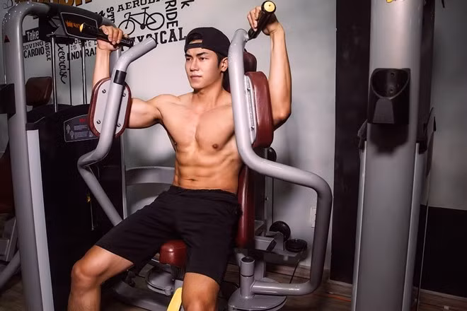 Ép ngực bằng máy: Bài tập này giúp vòng một của bạn nở nang và săn chắc hơn. Bạn thực hiện bài tập với hai tay nắm tay cầm, cánh tay song song với sàn, mắt nhìn thẳng. Thở ra và từ từ ép cánh tay lại gần nhau, giữ một vài giây ở vị trí gần nhất và gồng cơ ngực trong suốt bài tập.