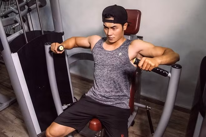 "Tôi tập cơ ngực một lần mỗi tuần, thực hiện từ 6-8 bài và 3-4 hiệp/bài. Người mới nên tập 2 ngày/tuần nhưng giảm bớt số bài tập để cảm nhận cơ rõ hơn", người mẫu ảnh Lê Tiến cho hay. Người mẫu Lê Tiến cũng cho biết thêm trong quá trình tập cần khởi động kỹ, tập từ nhẹ đến nặng. Để tránh chấn thương, bạn nên có người hỗ trợ khi tập.