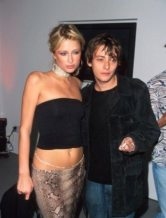 Một trong những người tình cũ của Edward Furlong chính là Paris Hilton. Có lẽ thành công ập đến quá sớm đã khiến tài tử trở nên hư hỏng. Anh từng có quãng thời gian dài chống chọi lại chứng nghiện rượu và chất kích thích, không được các hãng phim mời đóng. Ảnh: Outnow.