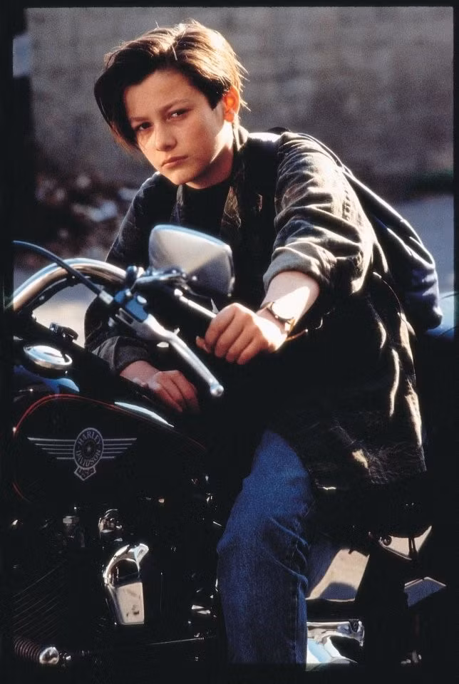Năm 1991, Edward Furlong nổi danh trên toàn thế giới khi sắm vai John Connor trong bom tấn Terminator 2: Judgment Day (1991). Nhân vật là thủ lĩnh đấu tranh của nhân loại trong tương lai và được người máy T-800 (Arnold Schwarzenegger) bảo vệ trước sự tấn công của trí tuệ nhân tạo Skynet. Ảnh: TriStar.