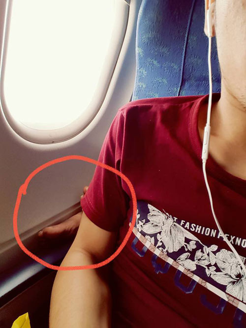 Mặc dù máy bay là phương tiện giao thông được đánh giá là cao cấp thế nhưng trên những chuyến bay, người ta vẫn bắt gặp những hành động không mấy đẹp mắt của hành khách trên máy bay như thế này. Ảnh: T.N, thành viên diễn đàn OF chia sẻ.