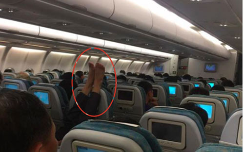 Hình ảnh người đàn ông vô tư gác chân lên ghế của người ngồi phía trước gây bức xúc. Ảnh tài khoản T.N.V.D.