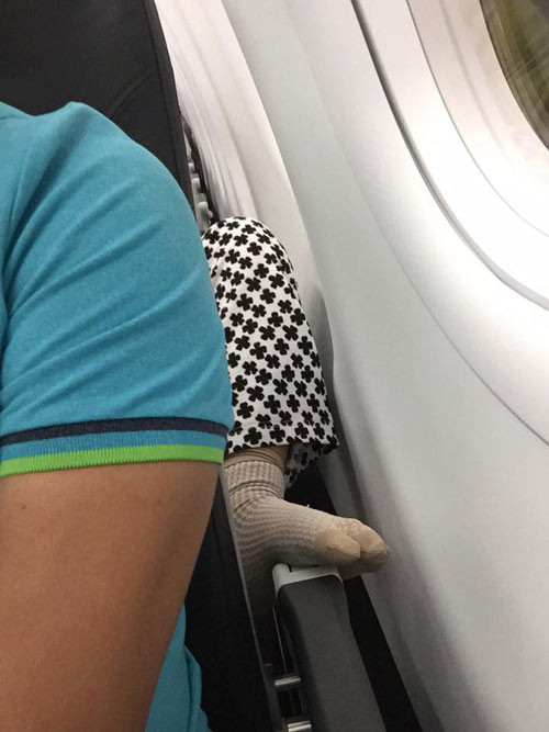 Gác chân lên ghế của người phía trước. Ảnh Hoang Huynh