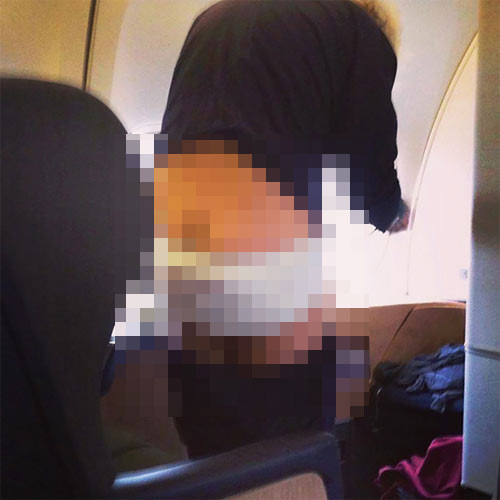 Có hành khách còn tranh thủ thay áo quần khi máy bay sắp hạ cánh. Ảnh Dân Việt