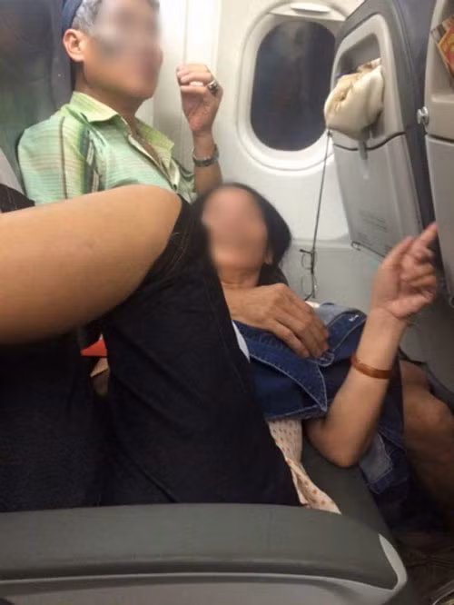 Một người phụ nữ thoải mái nằm lên đùi một người đàn ông với tư thế khó coi. Ảnh Facebook Lâm Thanh Hiệp.