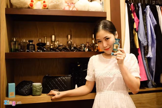 Tủ đồ của Hương Tràm khá đồ sộ. Giọng ca 21 tuổi cho biết cô đang dần cải thiện hình ảnh thời trang bằng những bộ cánh hợp vóc dáng, xu hướng thịnh hành.