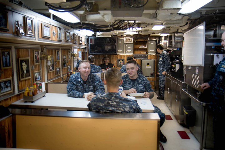 Quân nhân Mỹ tại phòng ăn – đây là không gian mở lớn nhất trên tàu. Thậm chí bên phải còn có một máy phục vụ món kem.