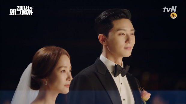 Cô dâu chú rể cùng nắm tay nhau để bớt hồi hộp trong ngày trọng đại và cùng tiến vào lễ đường.