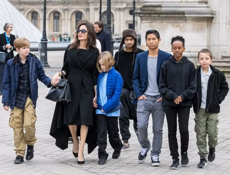 Angelina đã cùng các con đi du lịch, khám phá văn hóa Paris.