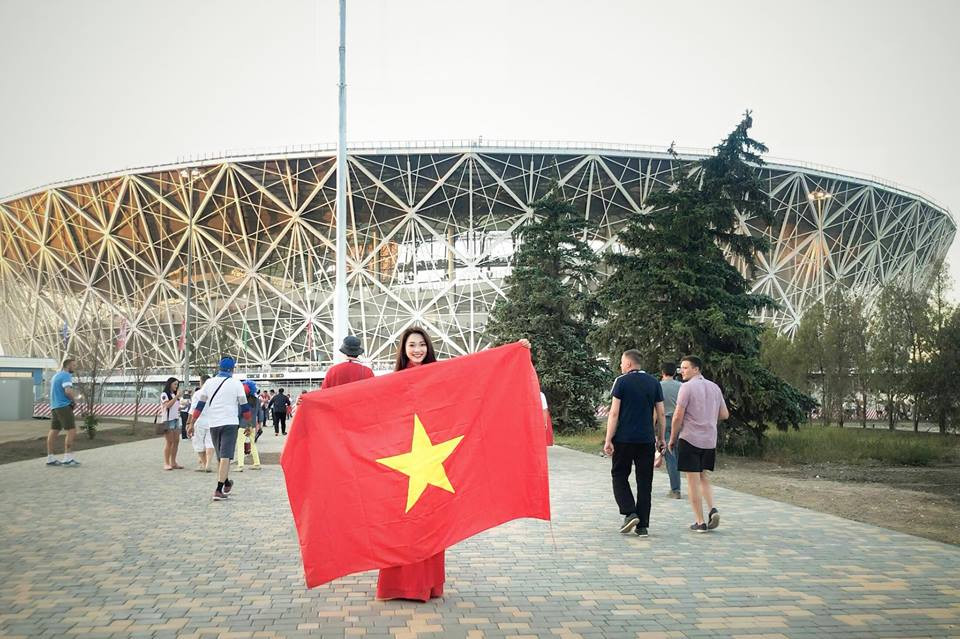 Người đẹp xứ Nghệ trở về từ chuyến đi cổ vũ World Cup ở Nga để kịp tham gia Hoa hậu Việt Nam 2018.