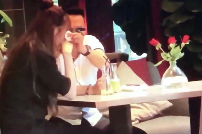 Không những thế, trên mạng còn lan truyền đoạn video ghi lại cảnh Việt Anh lau nước mắt cho Quế Vân.