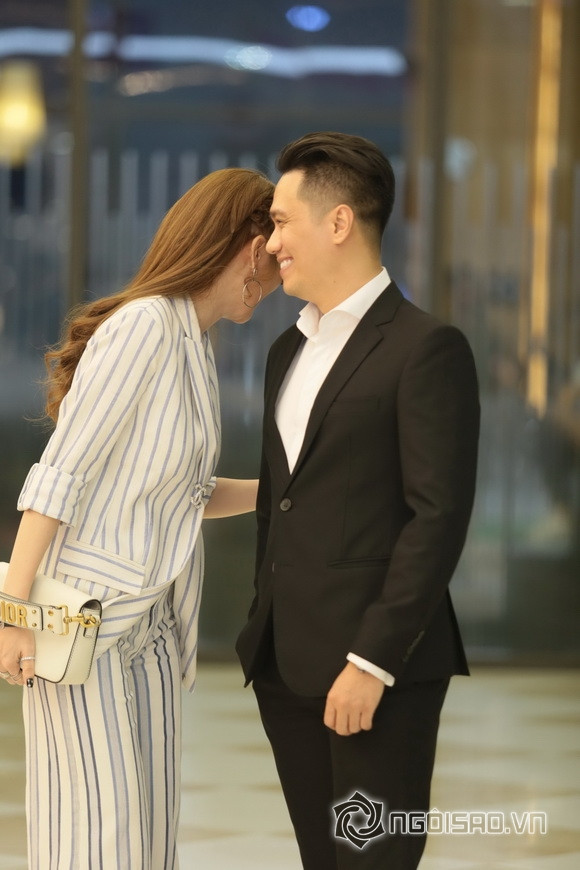 Cả hai còn có những cử chỉ vô cùng thân mật. Trước đó, Quế Vân liên tục thả thính, mập mờ chuyện tình cảm với nam diễn viên đã có gia đình. Ảnh: Ngoisao.vn.