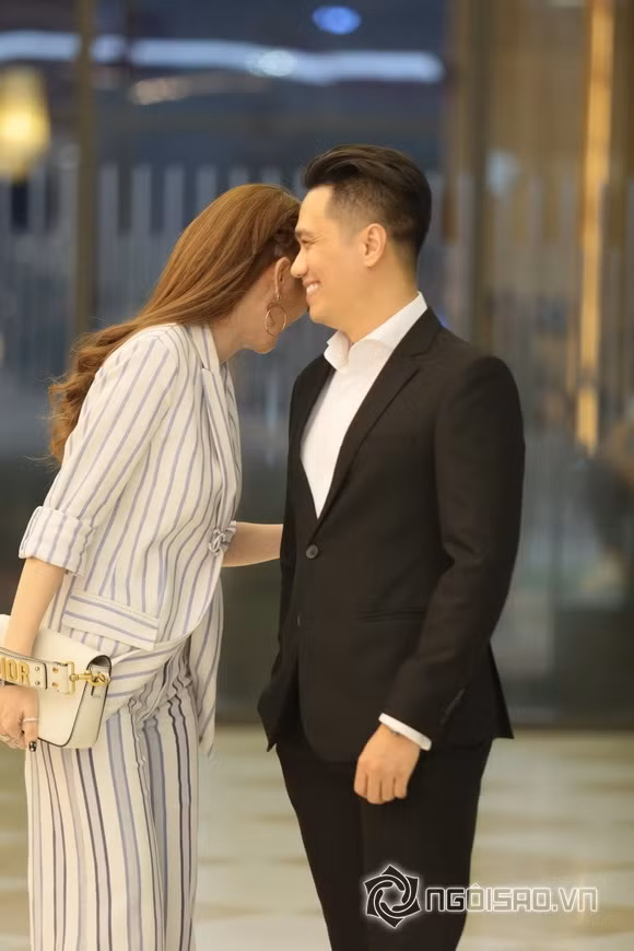 Cả hai còn có những cử chỉ vô cùng thân mật. Trước đó, Quế Vân liên tục thả thính, mập mờ chuyện tình cảm với nam diễn viên đã có gia đình. Ảnh: Ngoisao.vn.