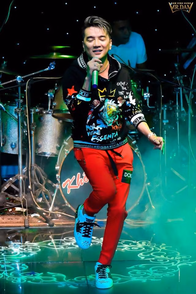 Fan xot nhin Dam Vinh Hung nhap vien vi kiet suc khi luu dien-Hinh-4