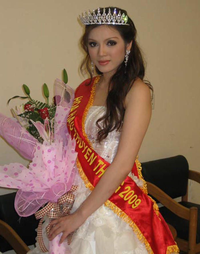 Vai nàng hoa hậu trong "Bước chân hoàn vũ" cũng là một dấu ấn của Lý Nhã Kỳ khi đóng phim.